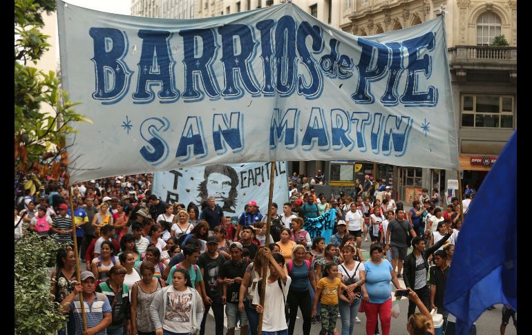 Miles de personas pertenecientes a diversas organizaciones de los barrios de Buenos Aires, Argentina, marchan para pedir soluciones a la 