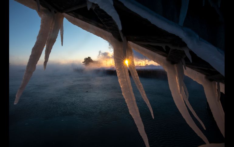 Témpanos de hielo en Port Washington, Wisconsin, que registra los efectos de una ola de frío extremo que azota el medio oeste de Estados Unidos