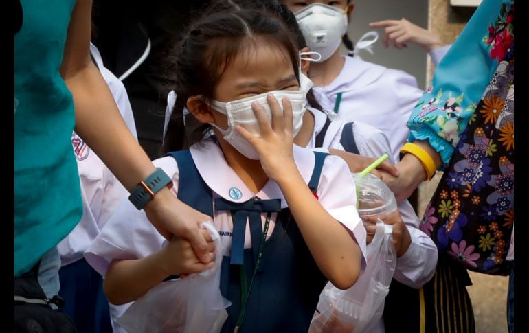 Una niña aprieta la mascarilla que utiliza para protegerse de la contaminación en Bangkok, Tailandia. El Ministerio de Educación tailandés ordenó el cierre de 437 escuelas de Bangkok ante el agravamiento de la contaminación atmosférica que desde hace semanas afecta a la ciudad. EFE/N. Sangnak