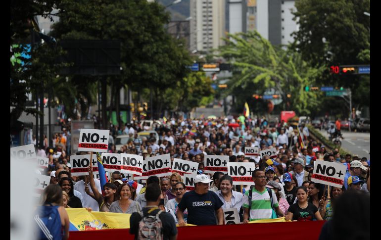 Opositores venezolanos participan en una manifestación  en Caracas, Venezuela, para exigir el fin de la crisis y en respaldo a la Presidencia interina de Juan Guaidó. EFE/M. Gutiérrez