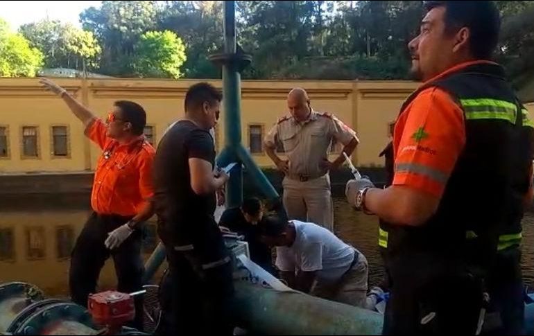 El menor  de nombre José Michell fue localizado a una profundidad de cuatro metros y cinco metros de distancia de la orilla. ESPECIAL/ Bomberos de Guadalajara