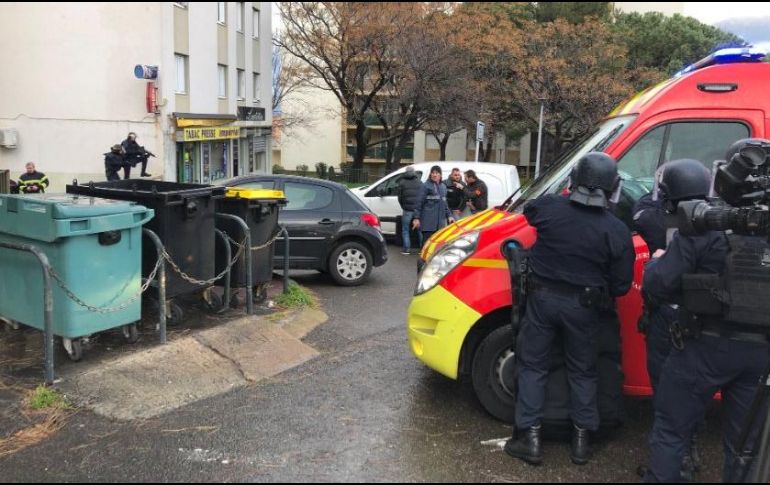 Tras el tiroteo, la policía se desplegó frente a la vivienda del sospechoso, quien se disparó en la cabeza. TWITTER/@6W_es