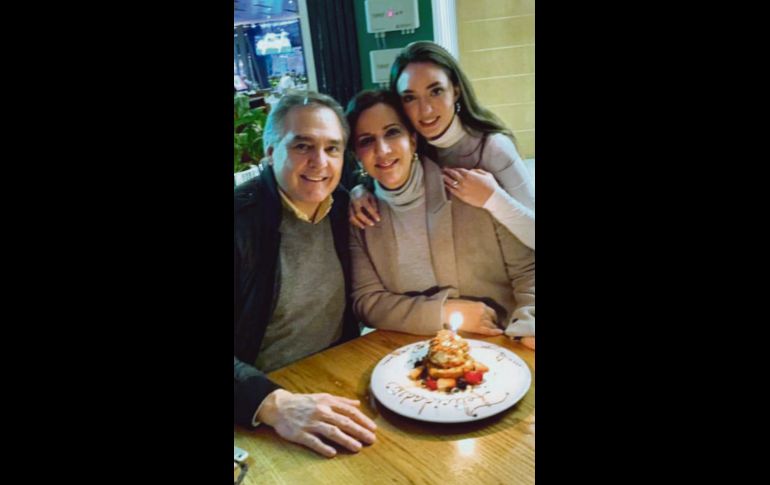 Paty Ochoa con su esposo e hija.