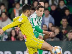 El tapatío Andrés Guardado, en un intento por marcar gol al Espanyol. EFE