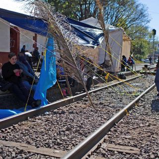 Dan más dinero a CNTE; sigue bloqueo de vías