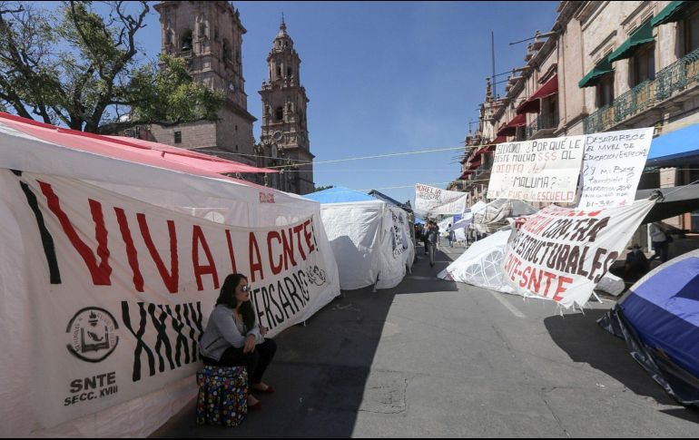 Trabajadores de la Coordinadora Nacional de Trabajadores de la Educación (CNTE) mantenían bloqueadas las principales avenidas ayer miércoles en la ciudad de Morelia, en el estado de Michoacán. EFE / I. Villanueva