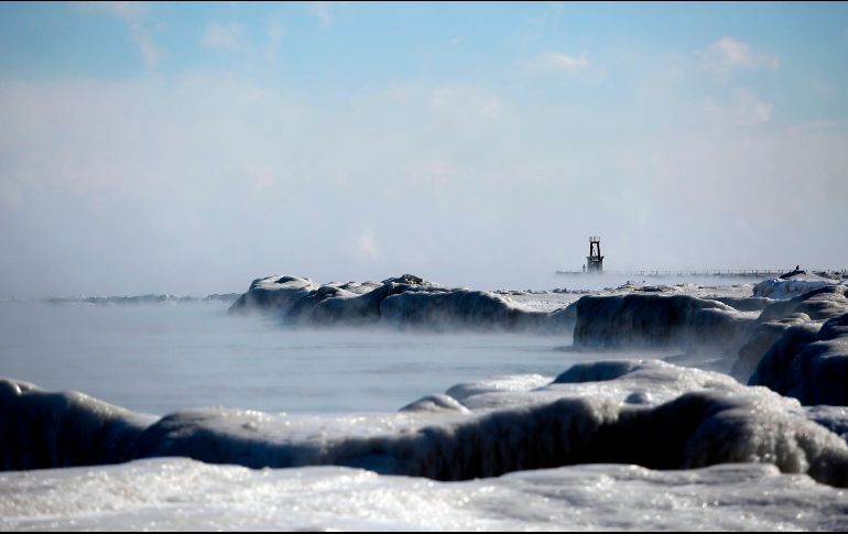 El hielo cubre la costa del Lago Michigan. AFP / J. Lott