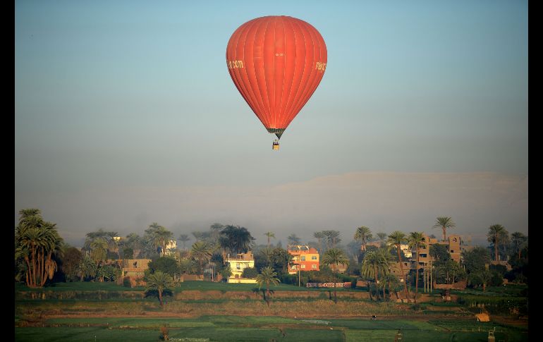 Un globo vuela sobre la ciudad egipcia de Luxor. AFP/M. El-Shahed