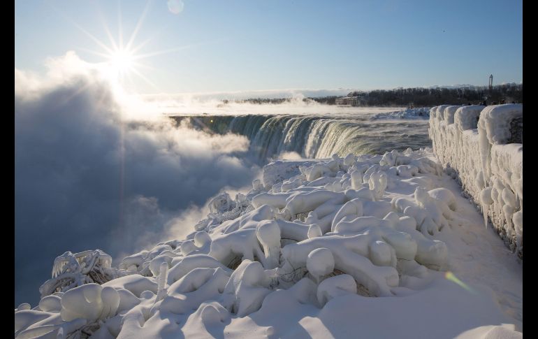 Vista de una de las cataratas del Niágara con hielo y vapor en Ontario, Canadá. La región registra los efectos de una ola de frío, provocada por un viento polar del Ártico. AFP/L. Hagberg
