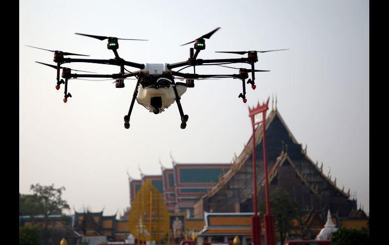 Un dron sobrevuela el templo Suthat en Bangkok, Tailandia. El gobierno municipal usará seis drones para arrojar agua sobre la ciudad, como una medida para reducir los altos niveles de contaminación. AP/S. Lalit
