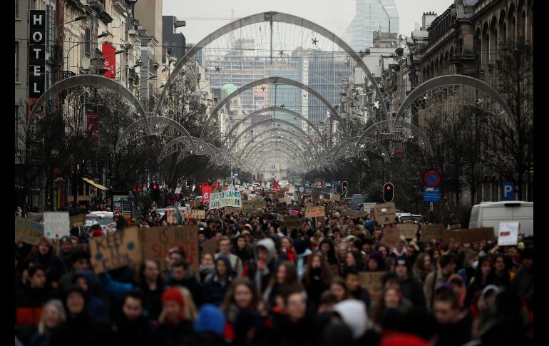 Miles de jóvenes marchan en  Bruselas, Bélgica, en una protesta en contra del cambio climático. AP/F. Seco