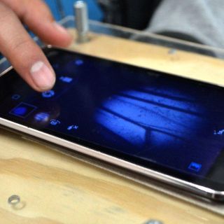 Reciclan celulares para construir microscopios en la BUAP