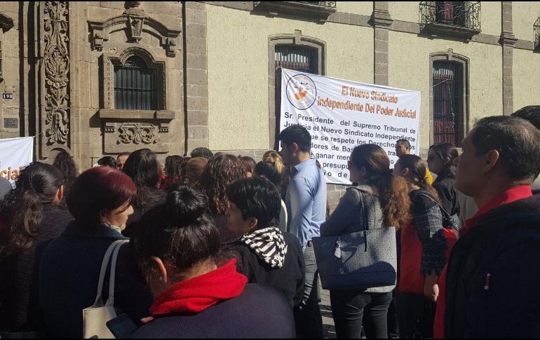 Algunos de los trabajadores son recibidos por el presidente del Tribunal para llegar a un acuerdo, pero los quejosos lo rechazan. EL INFORMADOR / P. López