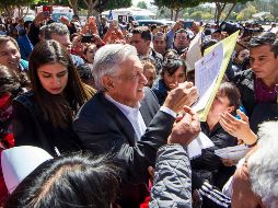 El Mandatario saludó de mano, se tomó fotografías y dio abrazos a decenas de seguidores que ya lo esperaban desde las 09:00 horas. NTX/ J. Razo