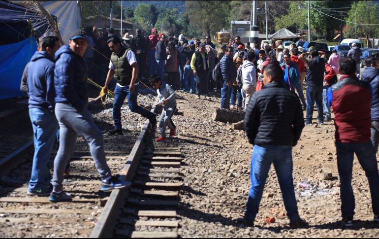 En el caso del bloqueo a las vías del tren en Uruapan, una parte de las bases de esa región se opone a liberarlas, pero el sector 9 anunció que se retirarán. EFE / L. Granados