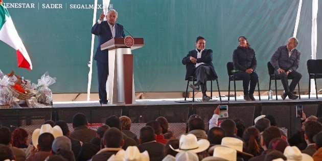 Gobernadores enfrentan rechazo durante visita de AMLO en estados