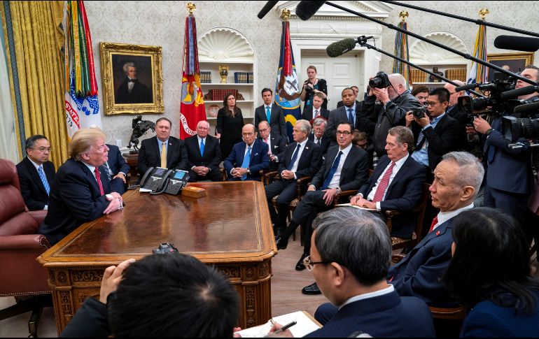 El presidente de los Estados Unidos, Donald J. Trump (i), se reúne con el viceprimer ministro de China, Liu He (d), en la Oficina Oval de la Casa Blanca. EFE/J. Lo Scalzo