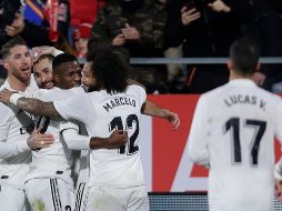 Los jugadores del Madrid celebran con Benzema, que anotó al 47' y al 43'. AP/M. Fernández