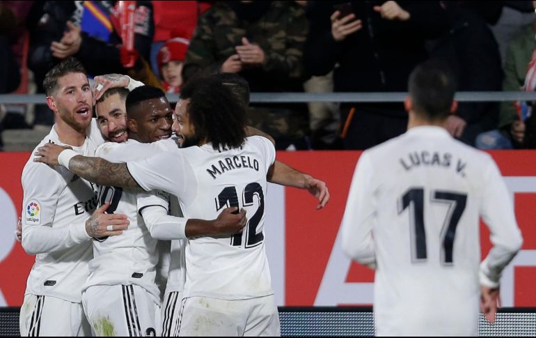 Los jugadores del Madrid celebran con Benzema, que anotó al 47' y al 43'. AP/M. Fernández