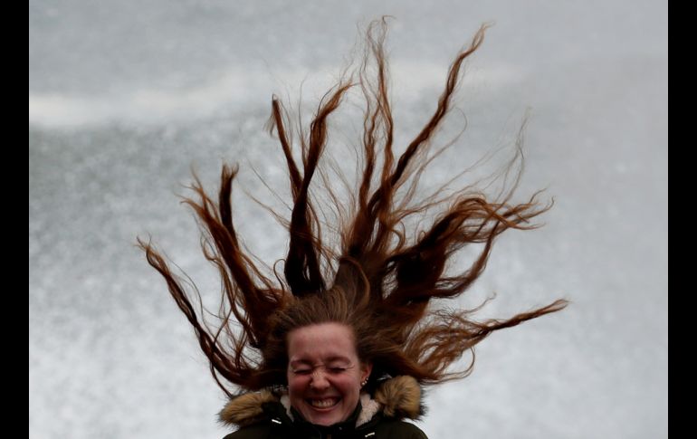 Una joven se ve en el Peine del Viento de San Sebastián, España, donde se registran fuertes vientos e intenso oleaje. El Departamento vasco de Seguridad ha activado para el sábado la alerta naranja por riesgo para la navegación por olas que pueden alcanzar los 6 metros. EFE/J. Herrero
