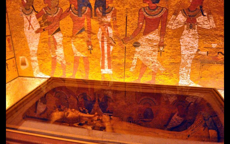 El interior de la tumba de Tutankamón se muestra en Luxor, Egipto. Los vivos colores de la tumba de Tutankamón, el faraón más conocido de Egipto, han recuperado su brillo y esplendor gracias a un proyecto de restauración que se ha extendido una década y fue presentado hoy al público. EFE