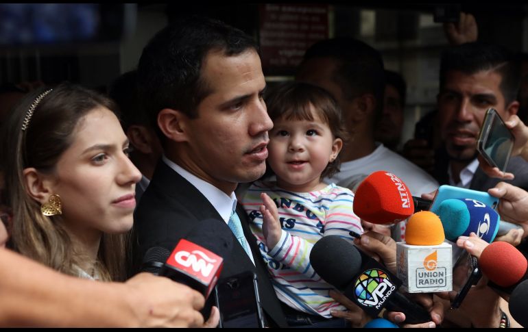 El jefe del Parlamento, Juan Guaidó, acompañado de su esposa, Fabiana Rosales (i), y su hija Miranda habla con la prensa desde su casa en Caracas, Venezuela. Guaidó, quien asumiera las competencias del Ejecutivo de Venezuela, aseguró que una comisión policial estuvo en su casa solicitando a su esposa. EFE/C. Hernández
