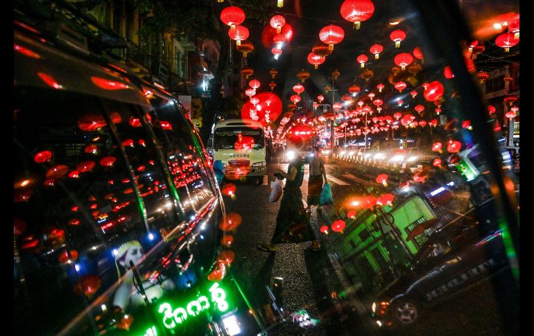 Personas caminan bajo linternas decorativas previ al año nuevo lunar chino en Rangún, Birmania. AFP/Y. Aung Thu