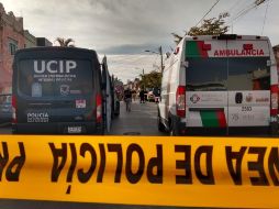 Numerosas patrullas llegaron a los pocos segundos para confirmar que había una persona a bordo de un vehículo Ford Mazda negro. ESPECIAL/