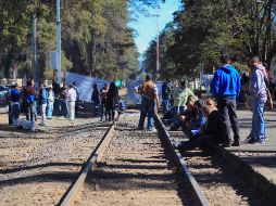 Maestros comienzan a levantar los bloqueos que mantenían en las vías ferroviarias del poblado de Pátzcuaro. EFE/L. Granados