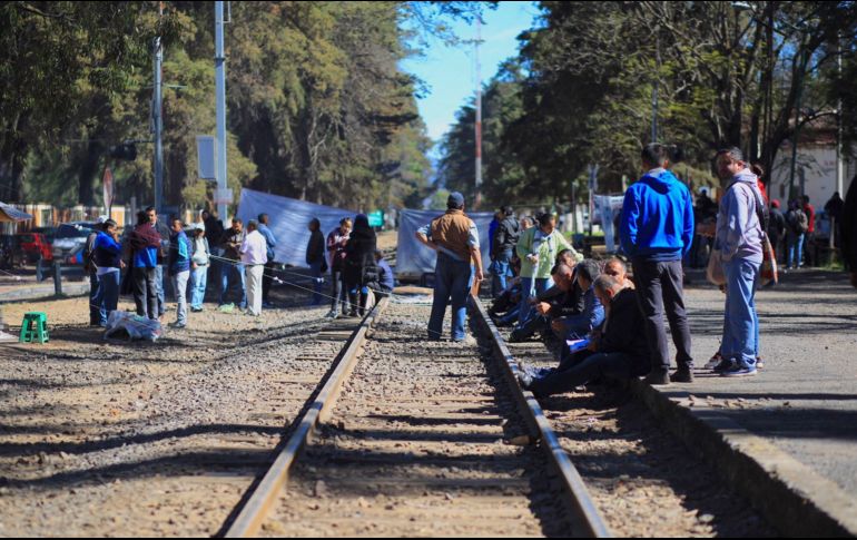 Maestros comienzan a levantar los bloqueos que mantenían en las vías ferroviarias del poblado de Pátzcuaro. EFE/L. Granados