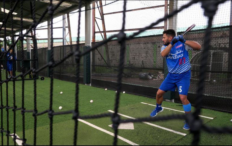 El jardinero de los Cangrejeros de Santurce, Reymond Fuentes, batea durante un entrenamiento. EFE/J. Muñiz