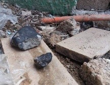 Tras las explosiones y el estruendo, usuarios de redes sociales subieron fotos de rocas oscuras que cayeron en diversos lugares. TWITTER