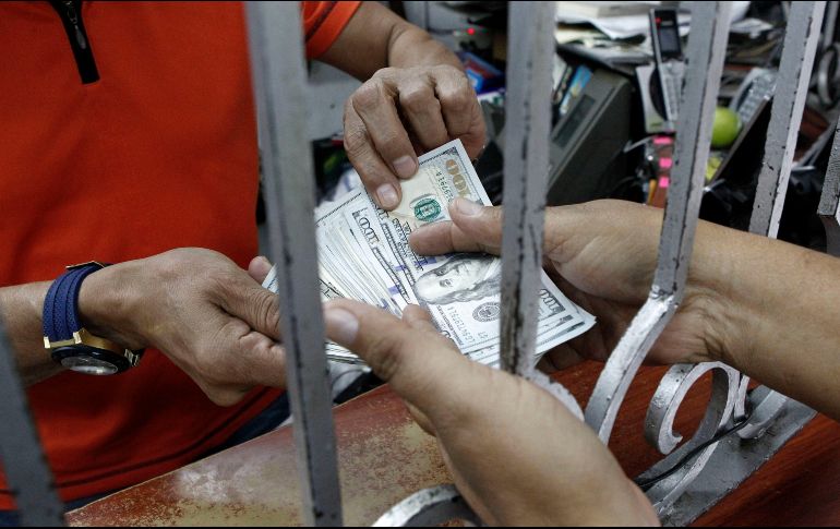 El dólar se compró en un precio mínimo de 17.95 pesos en bancos de la Ciudad de México. EL INFORMADOR/ARCHIVO