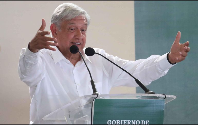 López Obrador fue escoltado por un convoy de al menos 5 camionetas tipo Suburban, blancas, del gobierno del estado. SUN / A. Ojeda