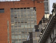 Detalle de las ventanas afectadas por el incendio de un hotel del centro de Buenos Aires este viernes. EFE/M. Guillén