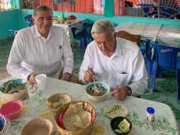 Obrador compartió una fotografía en donde se le ve en compañía del gobernador de Tabasco, Adán Augusto López. FACEBOOK