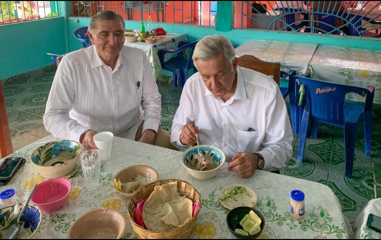 Obrador compartió una fotografía en donde se le ve en compañía del gobernador de Tabasco, Adán Augusto López. FACEBOOK