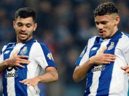 El mexicano (izquierda) es un jugador desequilibrante en el esquema del Porto. AFP