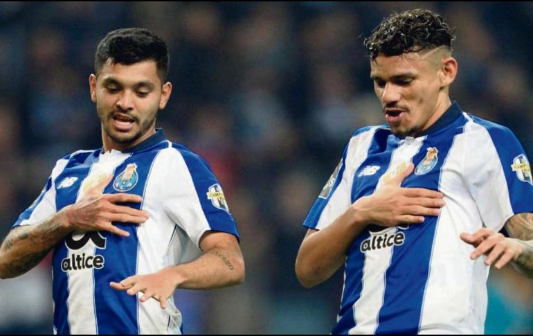 El mexicano (izquierda) es un jugador desequilibrante en el esquema del Porto. AFP