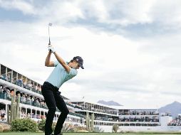 El tapatío Carlos Ortiz libró el corte y jugará el fin de semana en Arizona. En la imagen realiza uno de sus tiros en el hoyo 16. AFP