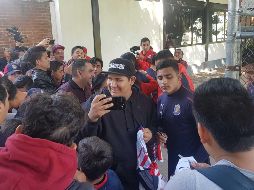 Minutos después de terminado el entrenamiento, la mayoría de los jugadores, entre ellos Alexis Vega, salieron del terreno de juego para complacer a los aficionados con fotografías y autógrafos. EL INFORMADOR / F. Romero