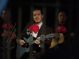 En el video José Madero, vestido de charro y acompañado de mariachi, le lleva serenata a su antigua pareja sentimental. YOUTUBE