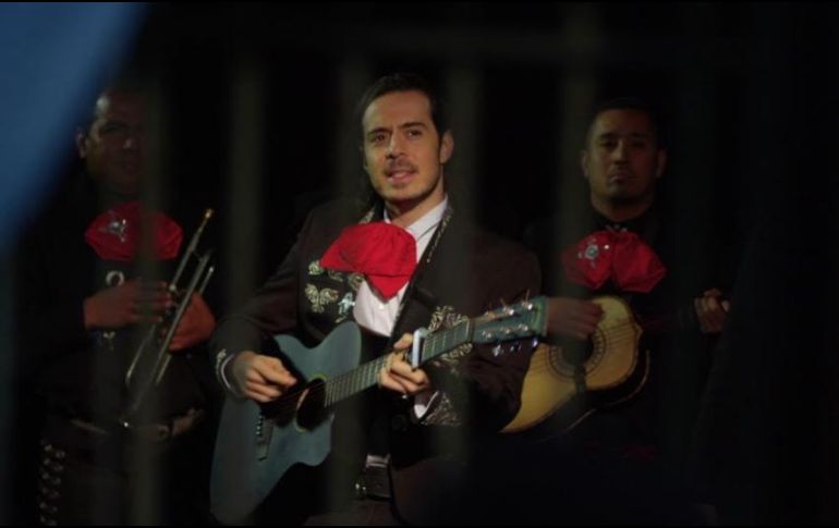 En el video José Madero, vestido de charro y acompañado de mariachi, le lleva serenata a su antigua pareja sentimental. YOUTUBE