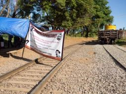 Aspectos del bloqueo de las vías del tren en Uruapan, Michoacán, por integrantes de la CNTE. ESPECIAL