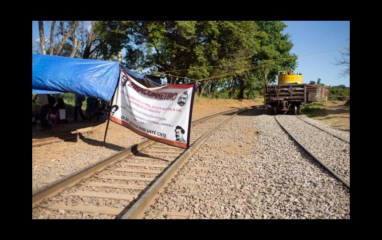 Aspectos del bloqueo de las vías del tren en Uruapan, Michoacán, por integrantes de la CNTE. ESPECIAL