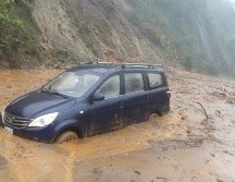 Rescatistas usan sierras mecánicas para abrirse paso en los autos que quedaron sepultados con pasajeros dentro. TWITTER