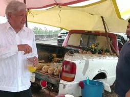 El mandatario encabezó un acto oficial en Acayucan, y conversó unos momentos con el vendedor. TWITTER