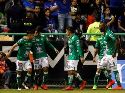 Jean Meneses celebra su gol junto con sus compañeros de equipo. AFP/G. Becerra