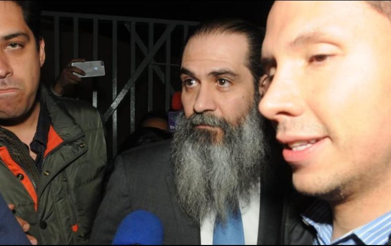 Padrés Elías salió del reclusorio ataviado con un traje negro, y usando una larga barba. TWITTER