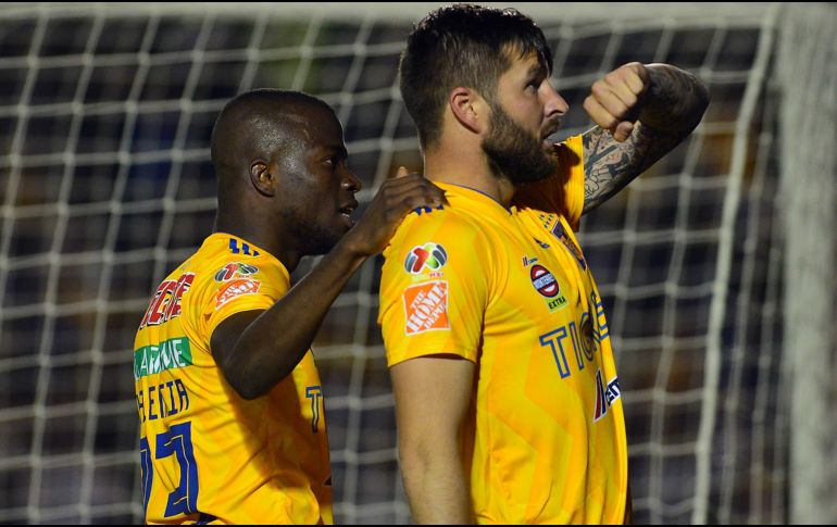 Enner Valencia (i) y Andre gignac (d) de Tigres festejan una anotación ante Santos Laguna. EFE/M. Sierra